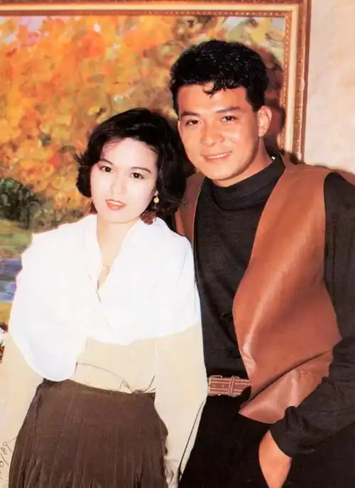 1982年,正在事业上升期的黄日华,不顾事业的影响,公布了和梁洁华的