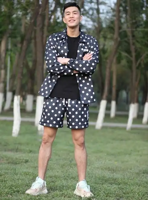 郭艾伦的身材绝了!篮球场下变身穿搭高手,妥妥的潮流帅气boy