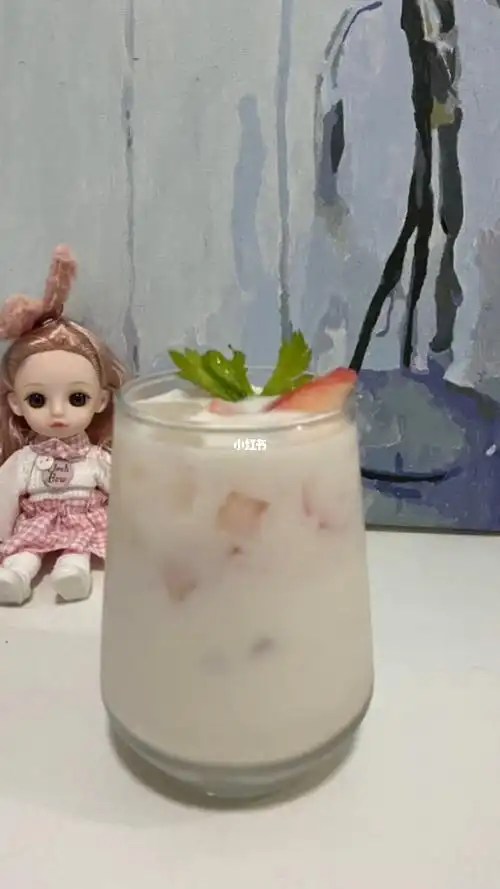 操作手法请看视频文字哦最后那颗菜是从冰箱找来的香菜水蜜桃 牛奶 好