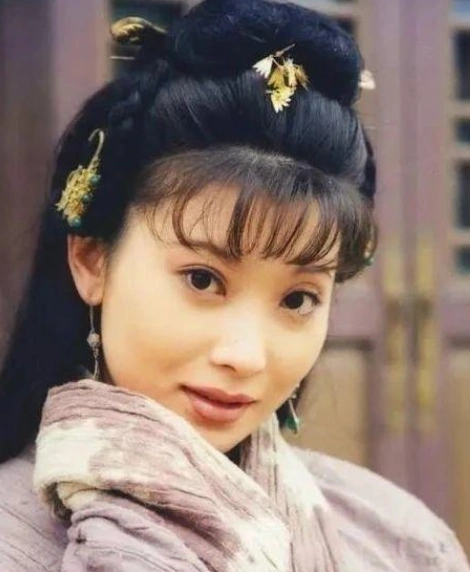 年轻时不温不火,中年饰演毒妇康姨妈大火,盘点张棪琰容貌风采_腾讯