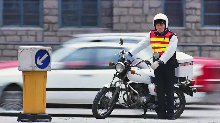 逃学威龙2主题曲《大家免着惊》经典熟悉的旋律,勾起满满的回忆-音乐