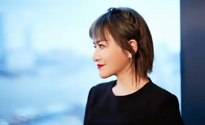 脱口秀演员思文优雅性感写真