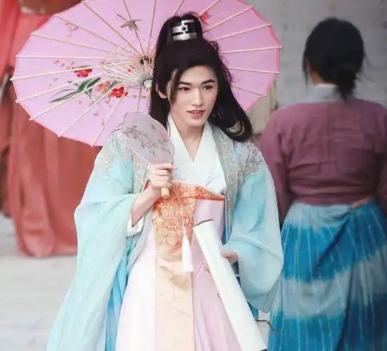 宋亚轩穿女装录节目,手拿物品令路人大笑,快成年了还是很幼稚_时代