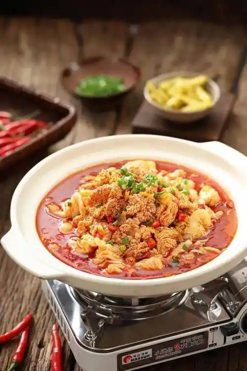 鱼泡肥厚且嚼劲十足,鱼籽吸收了饱满的汤汁,在嘴里爆开的那一瞬间,集