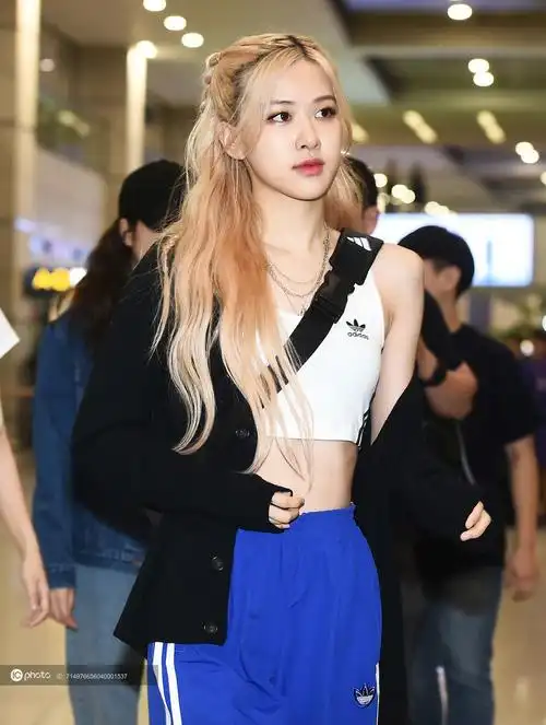 blackpinkrose现身机场心机露香肩也显得高贵脱俗