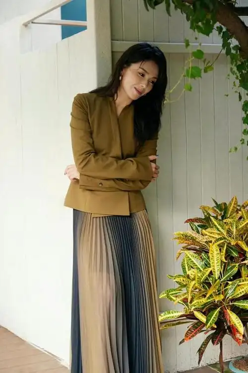 刘涛气质果真杠杠的印花大衣配阔腿裤走机场女强人气场太强