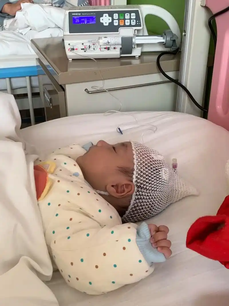 宝宝发烧第三天送去医院让住院,进去后说这么小没法用药退烧,就 - 抖