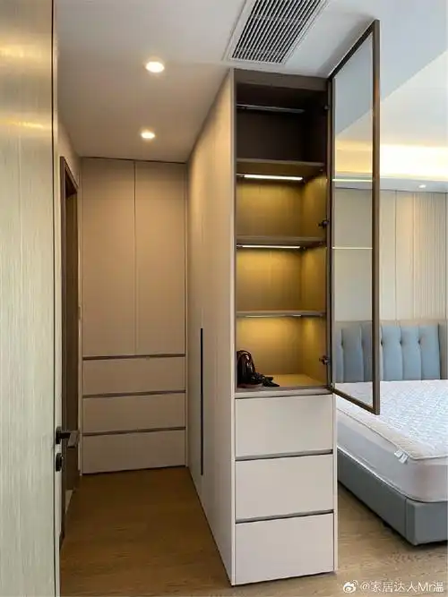家居装修#主卧卫生间门正对床该如何设计衣柜呢?