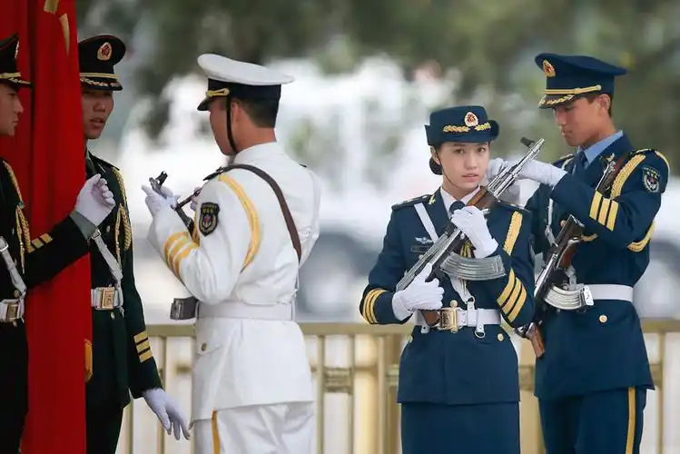那位修图高手肯花时间帮我把这几张人物照片上的水
