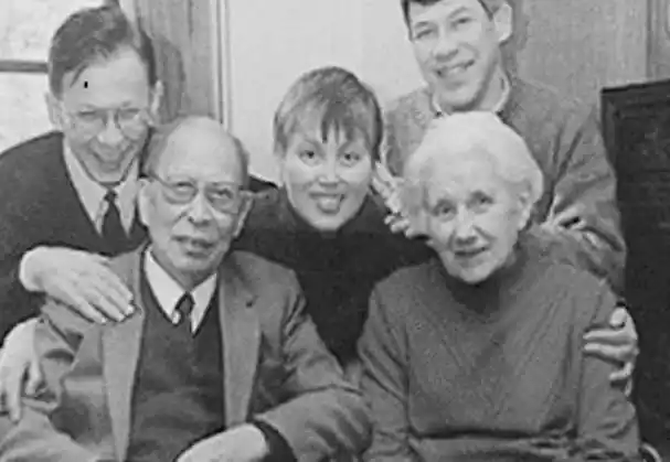 而裘法祖以同样的真诚来对待妻子,他们一起弹琴画画欣赏音乐,他会陪伴