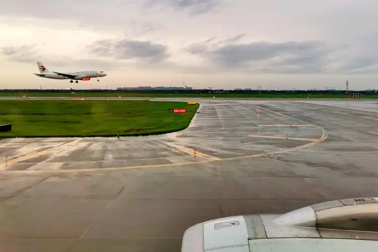 长安有雨西安咸阳国际机场手机随拍