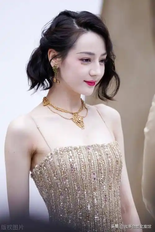 迪丽热巴金色抹身材鱼尾裙,明艳大方,优雅高贵,值得一看_星星_大海