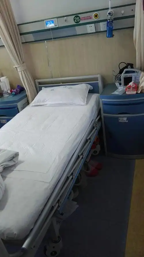 几天后,我们终于得到消息,妈可以出重症监护室了,我们在病床前等待