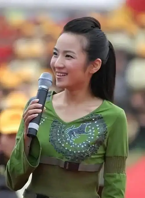 央视主持管彤:嫁给普通丈夫,42岁当高龄产妇,坚决不去演艺圈