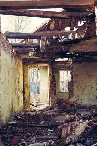 破旧废弃的屋子里照片-正版商用图片1j2adw-摄图新视界