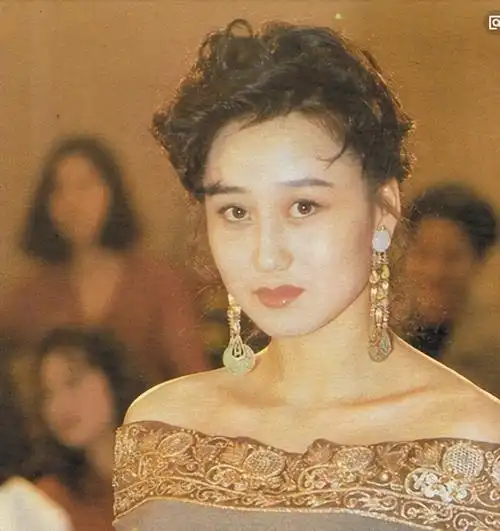 68岁周润发老当益壮,穿紧身衣显腹肌,当发嫂面索吻袁咏仪