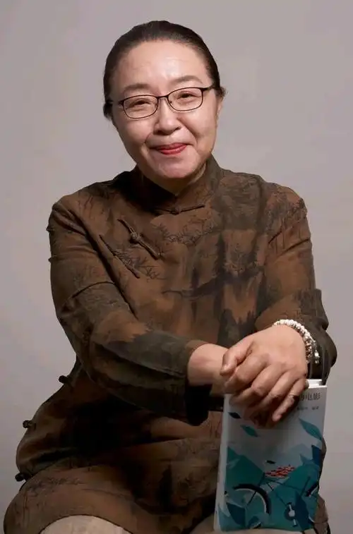 戴锦华(dai jinhua)1959年生于北京,是中国著名文化批评家和学者.