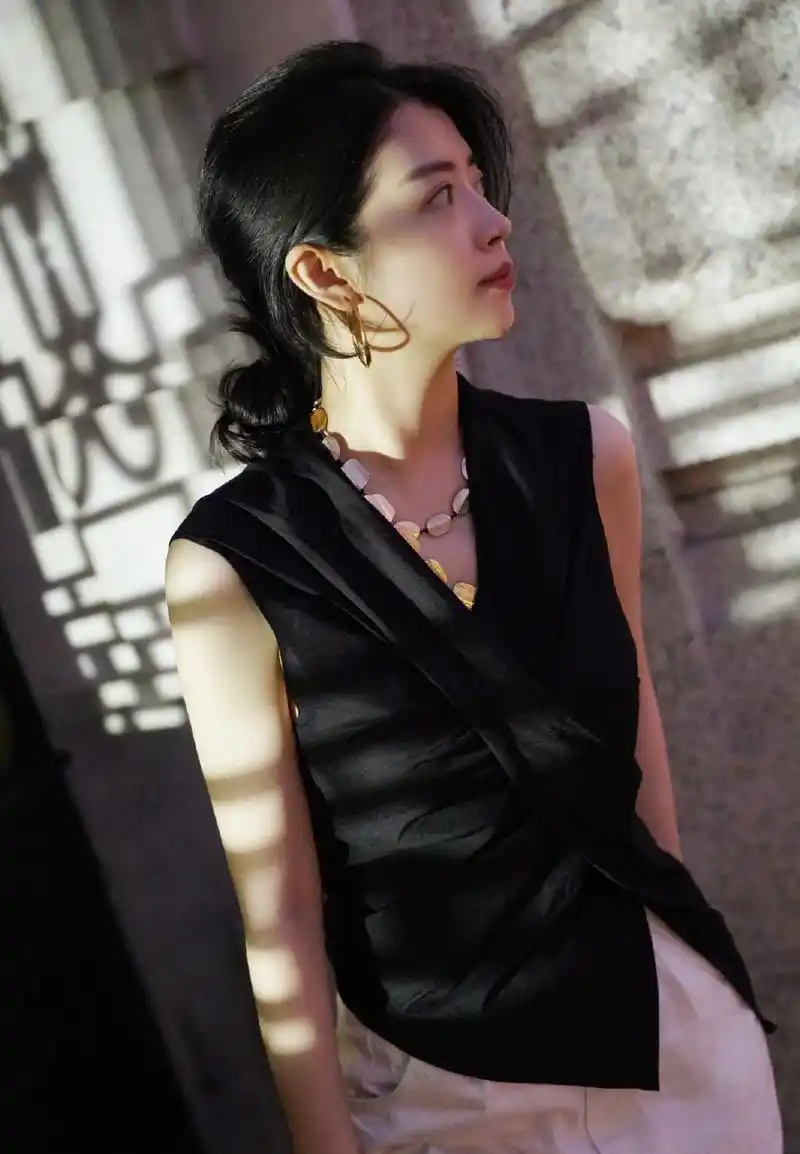 三木时尚博主的私服穿搭,黑色上衣搭配白色休闲裤,简约高级