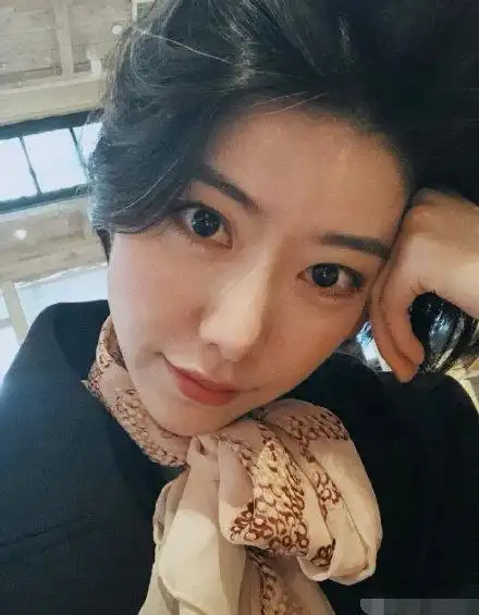 李亚鹏新女友晒近照,从坐姿看性格:比王菲性感,但终究是模仿