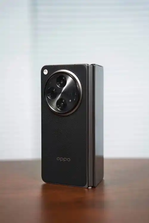 在外观设计上,此次oppo find n3将尺寸进行了调整,外屏为6.