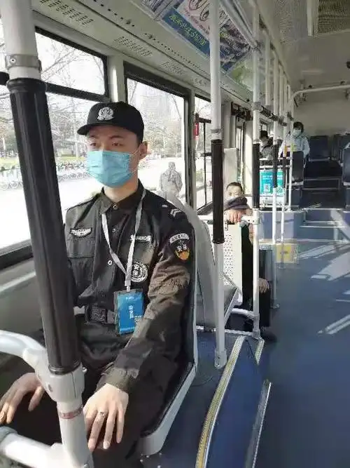 公交安全员正式上岗资金投入确保市民出行安全