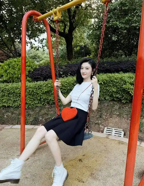 景甜黑色短裙悠闲居家风写真_长发_紧身_照片