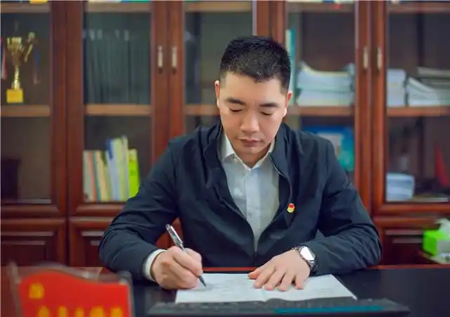 学校党支部书记 徐建文校长