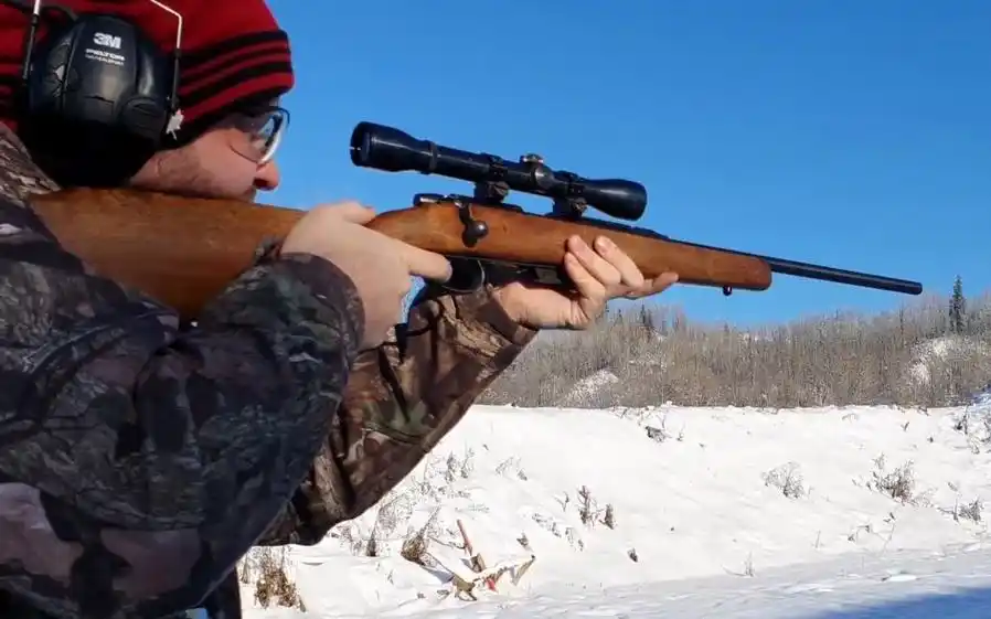 小口径栓动步枪户外射击测试,大雪天老外也不嫌冷!