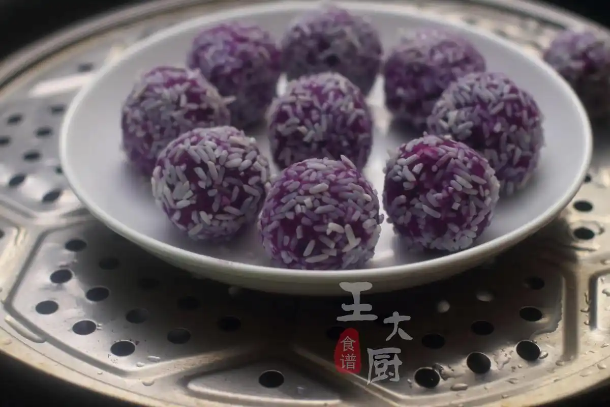 10,将裹着米粒的紫薯团放在锅中进行蒸煮.