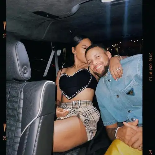 库里与妻子现身纽约街头 萌神面对镜头一副"生无可恋"表情亮了