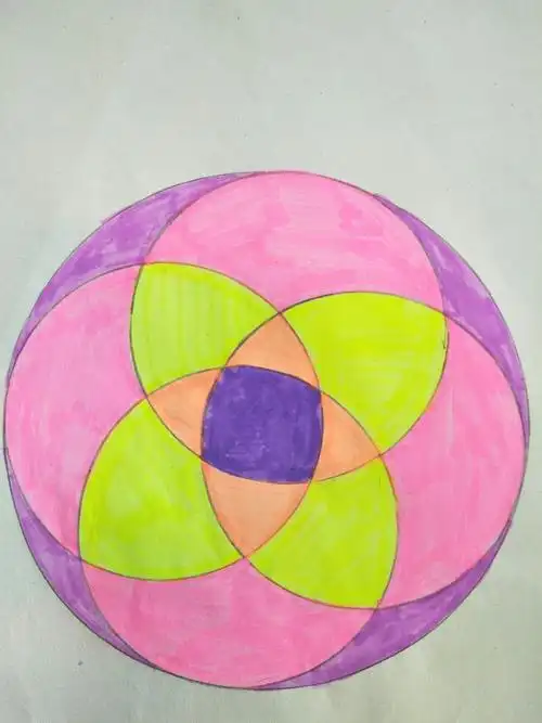 孩子们用圆设计的美丽图案.