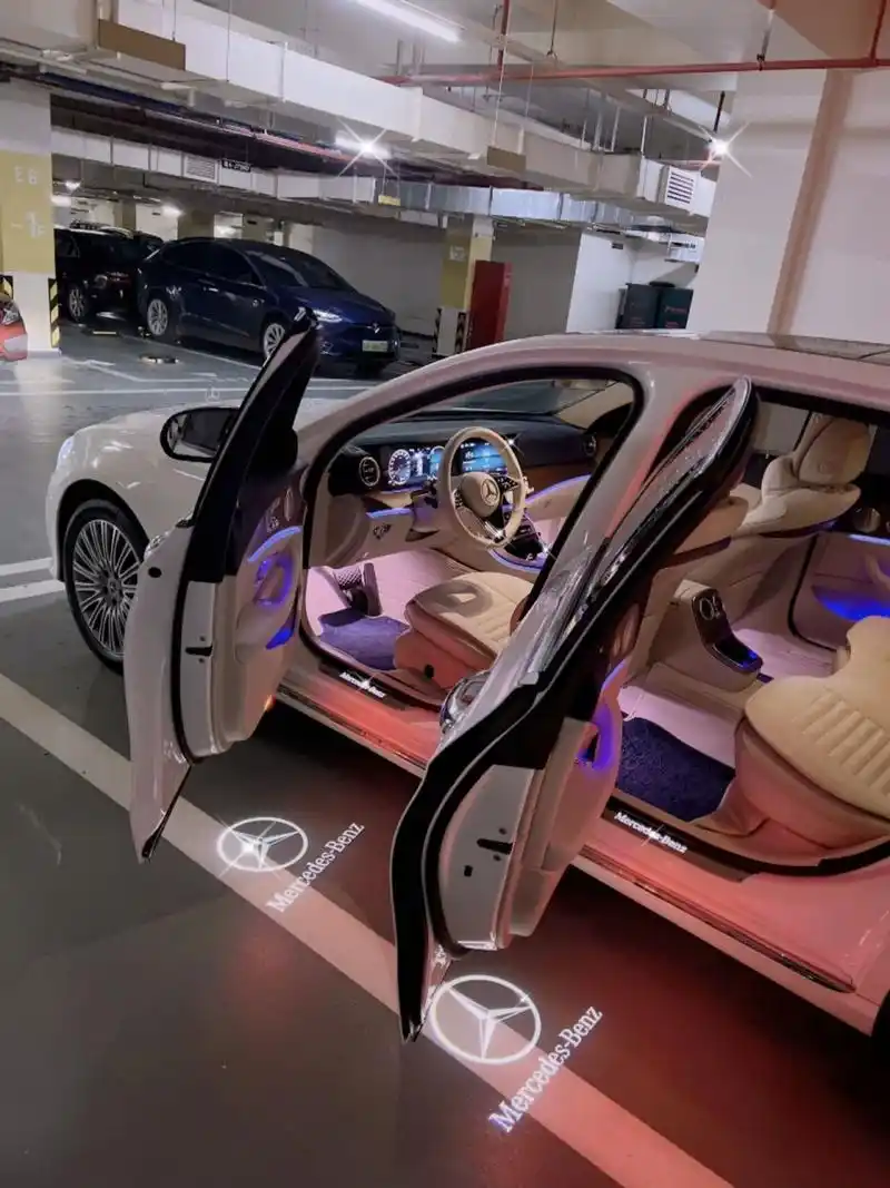 奔驰e300l豪华版游艇蓝 买了快一年了行驶了2000多公里,最近准备换车