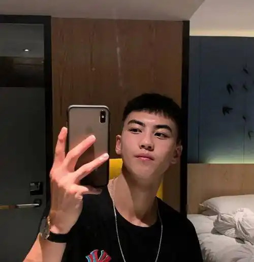 19岁篮球小伙,颜值出众身材高挑,这样的男孩你喜欢吗_帅哥_成都_皮肤