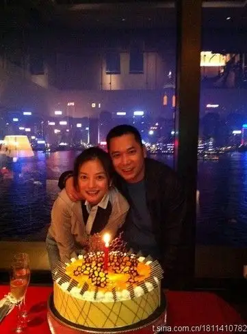 赵薇35岁生日办派对宴 与老公秀恩爱照曝光(图)