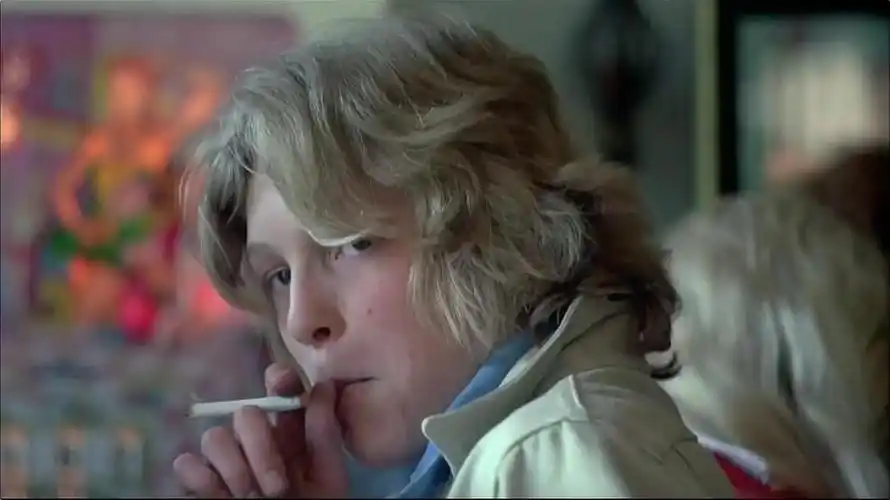 在《瑞典爱情故事》中,伯恩饰演一个小混混