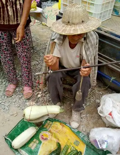 农村大集上摆摊的老人, 一个上午只卖了三元钱, 还不够吃顿午饭的