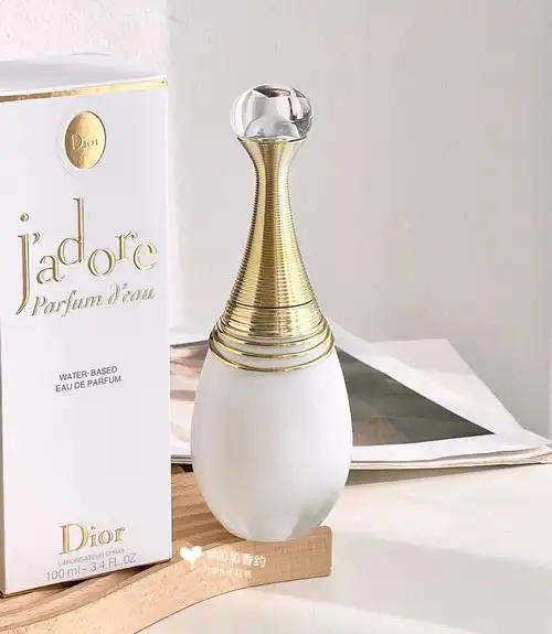 2022新版瓶身焕新:承袭迪奥真我香水的经典细颈瓶身,搭配上乳白色