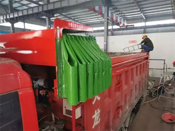 安装效果图4_渣土车密闭装置_渣土车环保篷布_物流软棚伸缩车厢_十堰