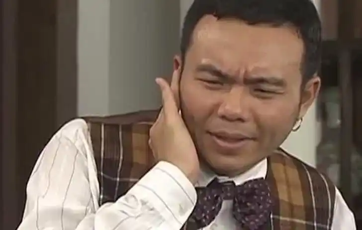 头脑简单的"二世祖",行为嚣张却处处被别人当成傻子,本来家里给他留下