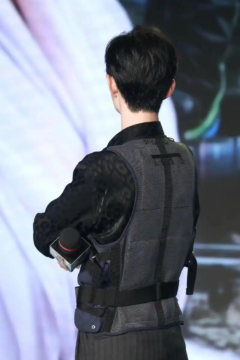 肖战图集|先生强大的背影撑起了整个虾圈