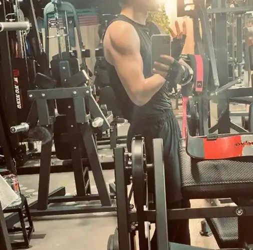 张杰近照曝光肌肉照获赞网友调侃闰土变型男