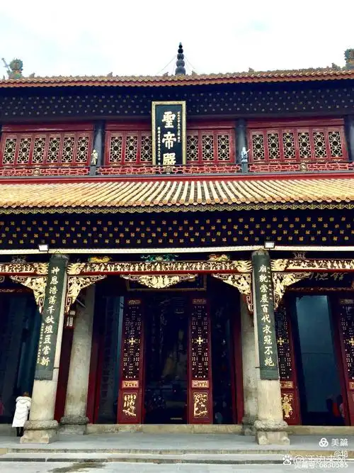 南岳大庙 从衡山下来后,看看天色尚早,我们一行就去参观南岳大庙.