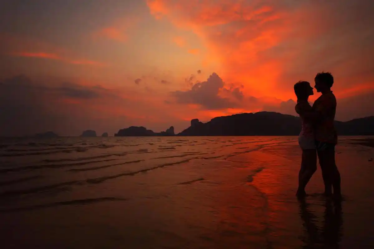 唯美温暖正在做甜品的人物插画素材浪漫甜蜜情侣在亲吻爱情情侣背景