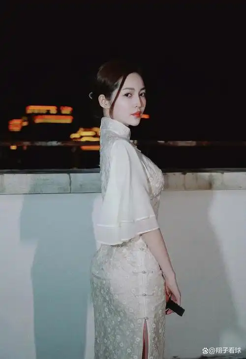 王钟瑶晒照自称顶着十级大风粉丝回应怎么不把你吹到我身边