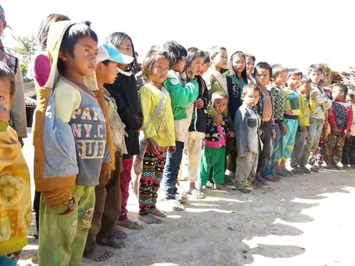 冬天单薄的衣着,多数小孩都是赤脚.