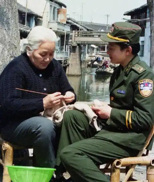 警服_红色_领章