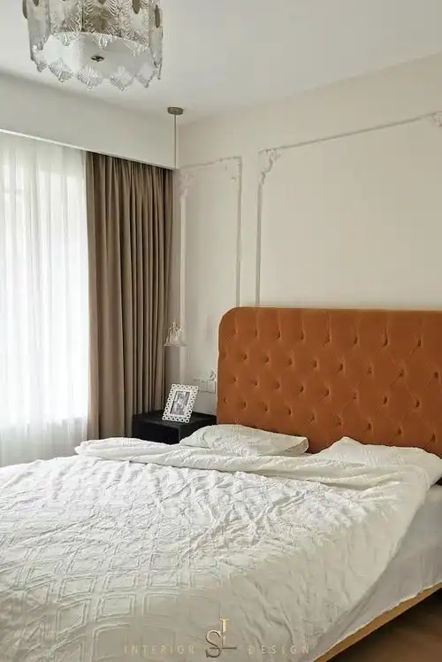 听我的准没错小女生的卧室背景墙就用石膏线奶咖浪漫还温馨