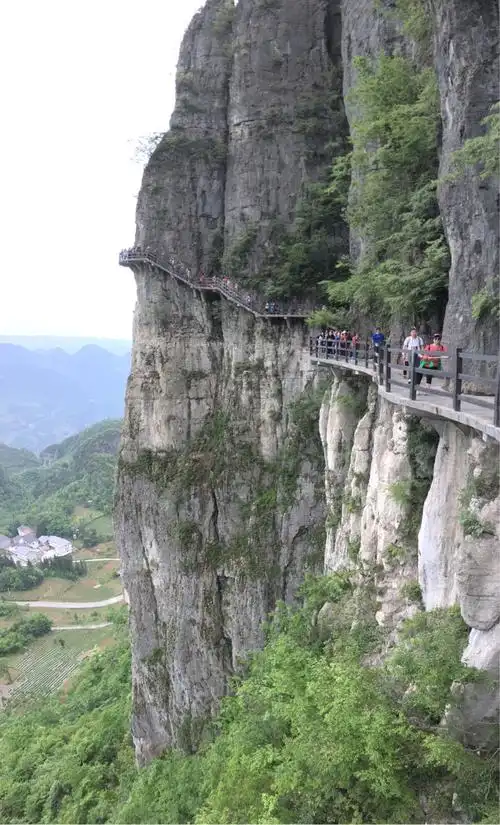 修建在悬崖上绝壁长廊