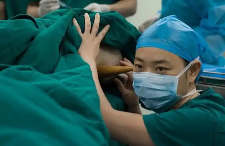 袖珍人母亲冒险生孩子的全过程令人心酸