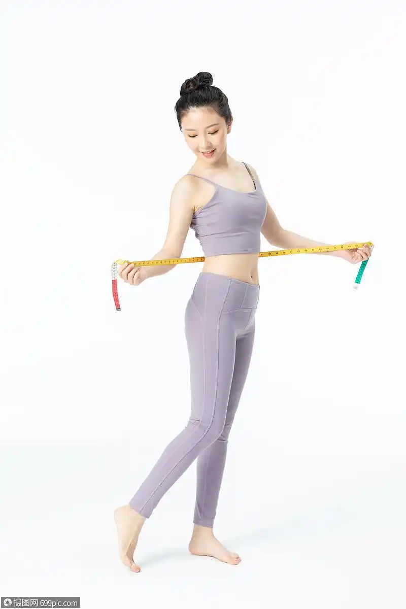 美女拿皮尺测量腰围